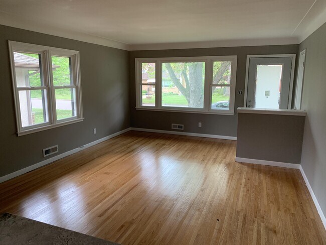 Building Photo - Completely remodeled 3 bedroom duplex in c...