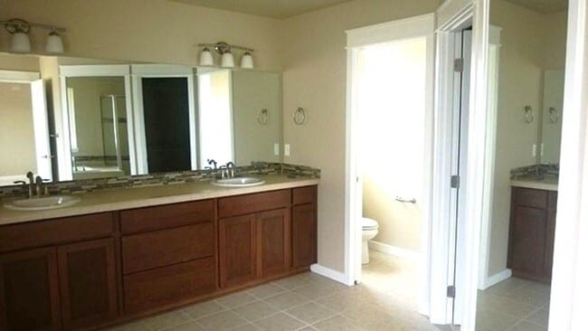 Building Photo - Spacious single family in quiet Lynnwood n...
