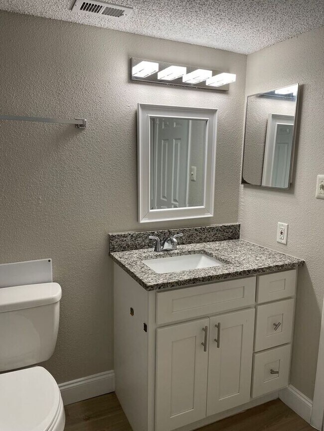 Building Photo - Wonderful 2/1 Condo - ** Move in Special $500 off your first months rent** Available Now !