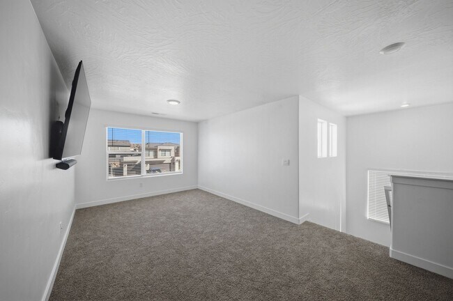 Building Photo - Extra Space, Extra Comfort! 5 Bedroom Home With Bonus Den in Long Valley!