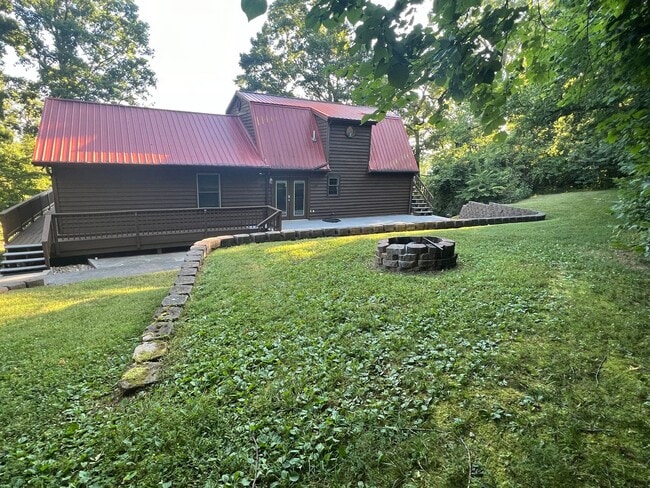 Building Photo - Large 2story in Kodak! Available Now!