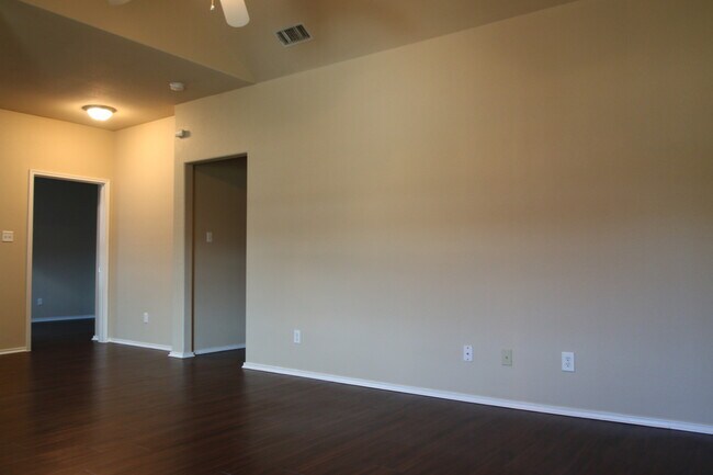 Building Photo - 105-107 Sunburst Court
