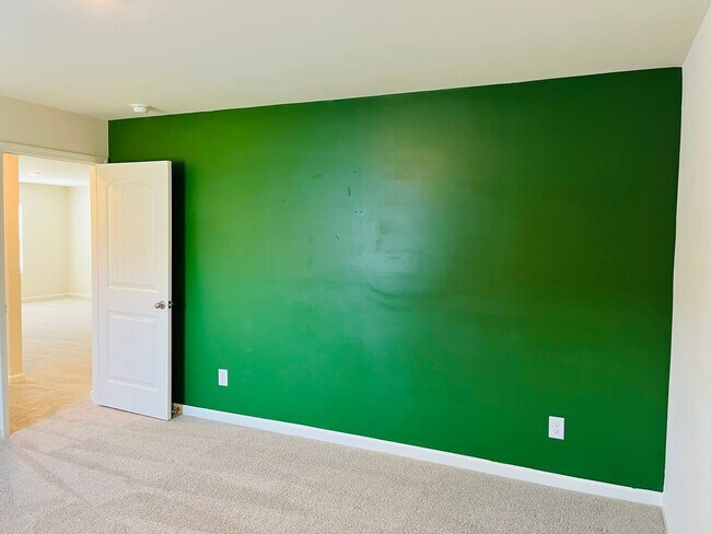 Building Photo - WOW! 5 bedrooms, 4.5 baths with a guest be...