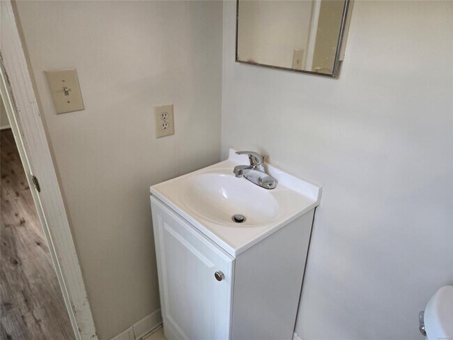 Building Photo - 262 Joyce St