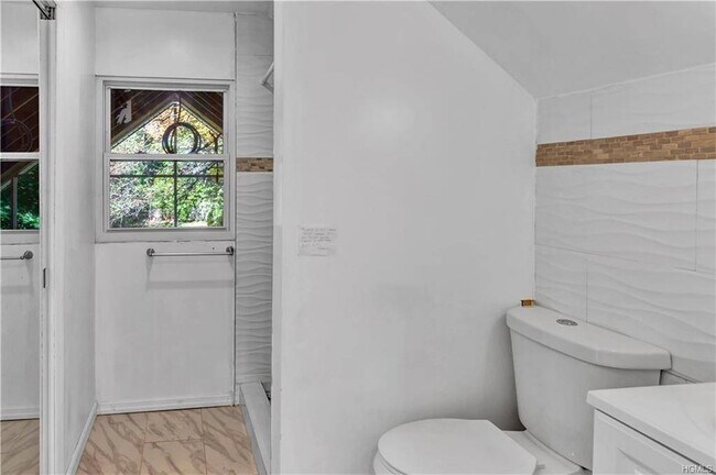 Building Photo - 1058 Wilmot Rd