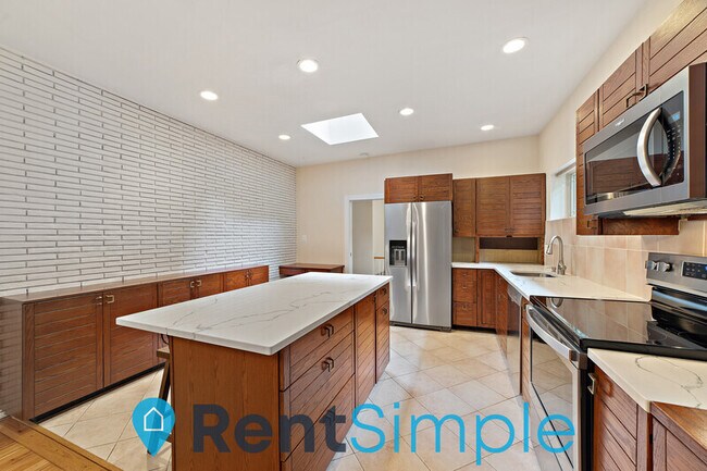 Building Photo - 6502 Lakeview Dr