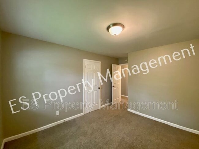 Building Photo - 8070 Chiltern Dr