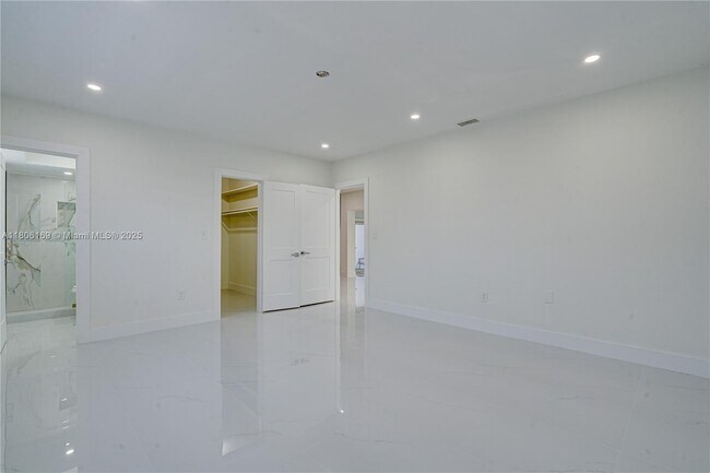 Building Photo - 10722 SW 77th Ave