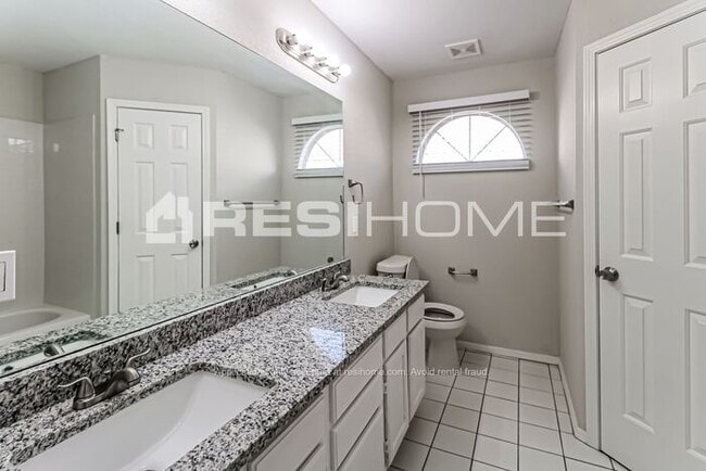 Building Photo - 3037 Pinecrest St