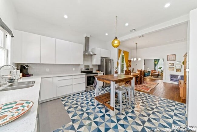 Building Photo - Fully Restored 2BR Classic Near Downtown Dignowity Hill