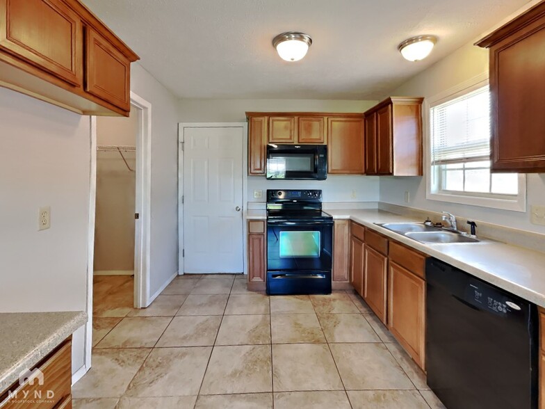 Building Photo - 4876 W Skyler Dr