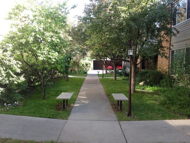 Building Photo - Beautiful 2 Bedroom Apartment with Office in Sugar House!