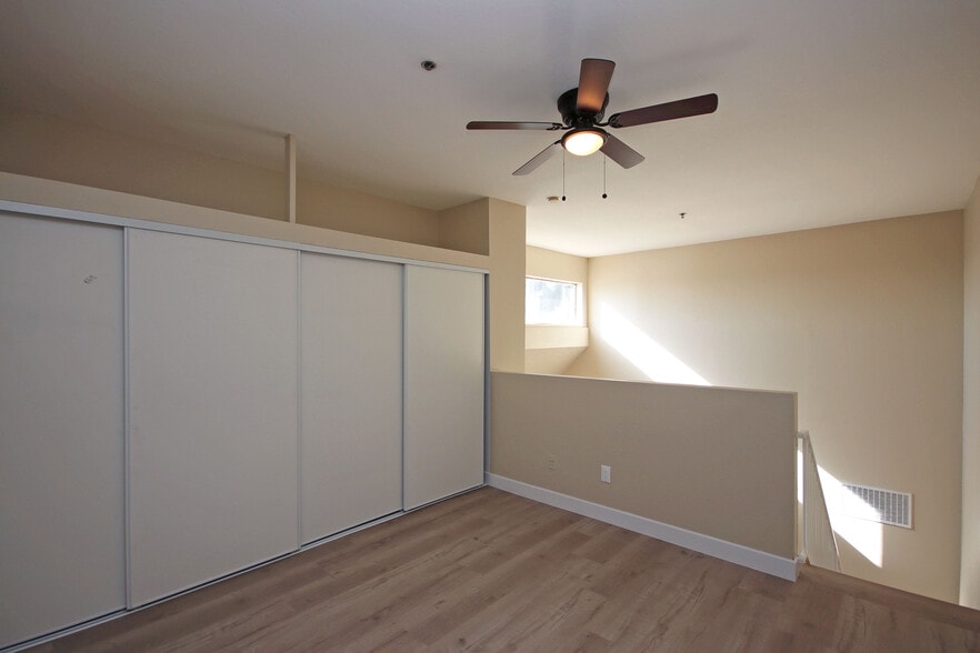 Building Photo - 156 S Oak Knoll Ave