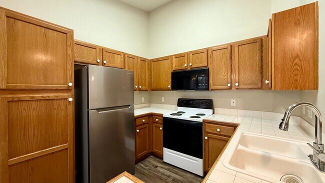 Building Photo - Upper-level condo $400 OFF FIRST MONTH!
