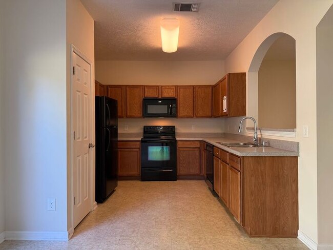 Building Photo - Brentwood - SPACIOUS 3 Bedroom Townhome in...