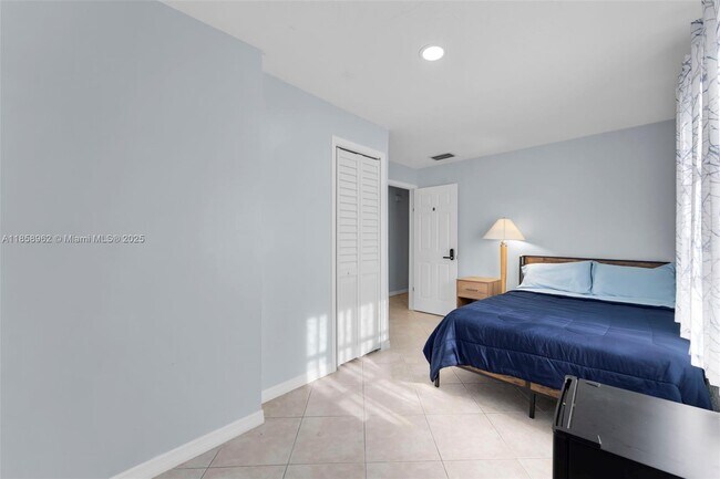 Building Photo - 820 SW 12th Ct