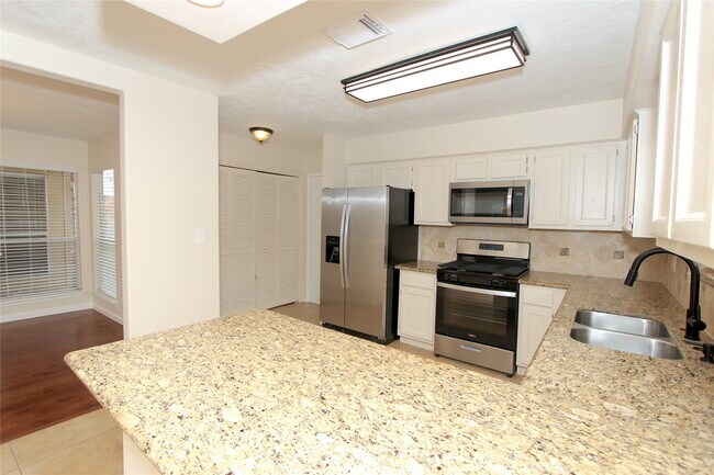 Building Photo - 2731 Colony Dr