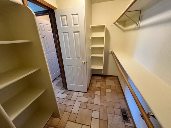Building Photo - 6 MONTH LEASE - Spacious 4BD Home with 3-C...