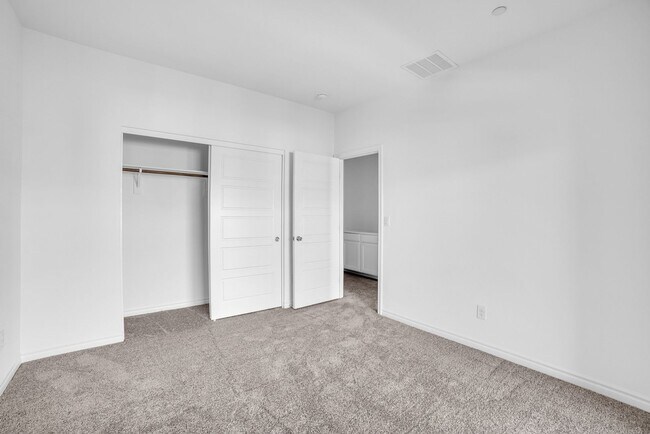 Building Photo - Stunning Home Located in the Desirable Bla...