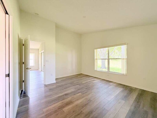 Building Photo - 240 Center Oak Cir