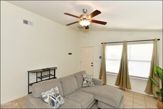 Building Photo - 10661 Canyon Sage Dr