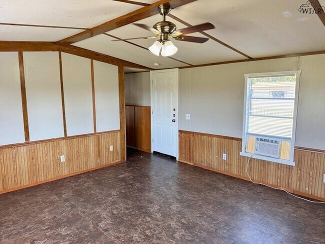 Building Photo - 314 W 6th St