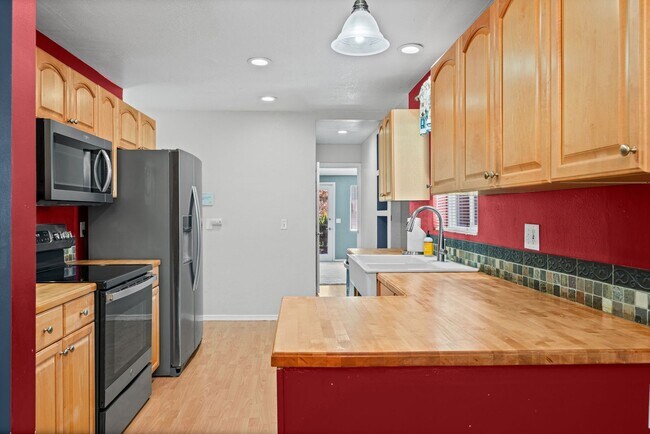 Building Photo - 1421 N 32nd St