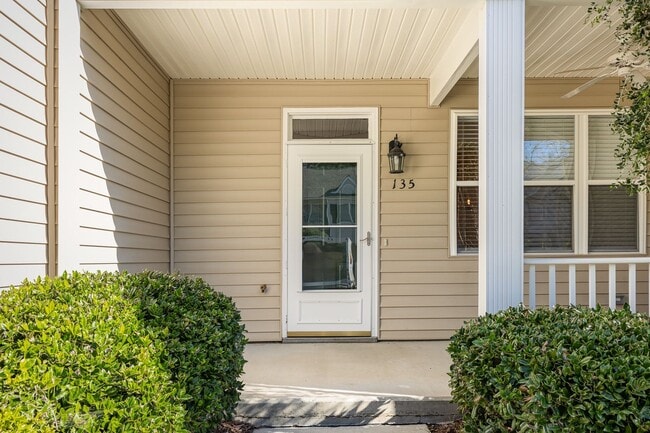 Building Photo - Newly Updated Townhome with Minutes Walk t...