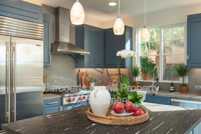 Building Photo - 409 N Cedros Ave