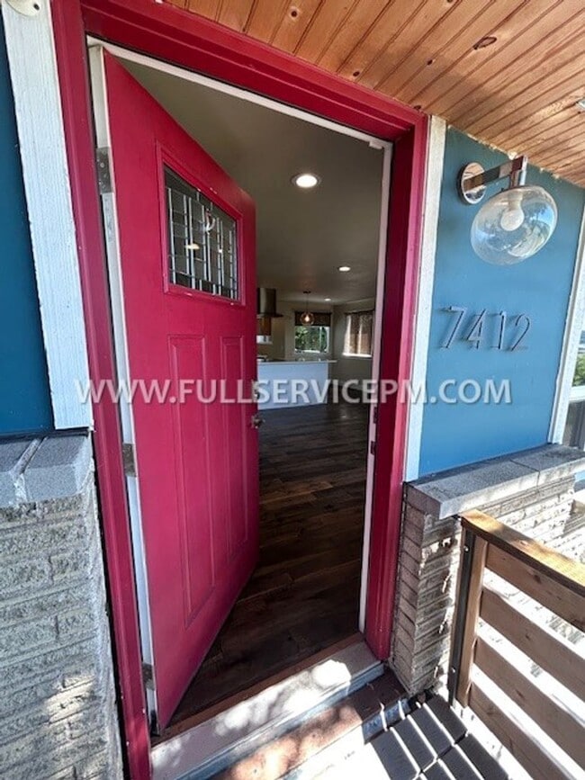 Building Photo - Exceptional South Beacon Hill 3 BD 2 BA! Huge Deck!