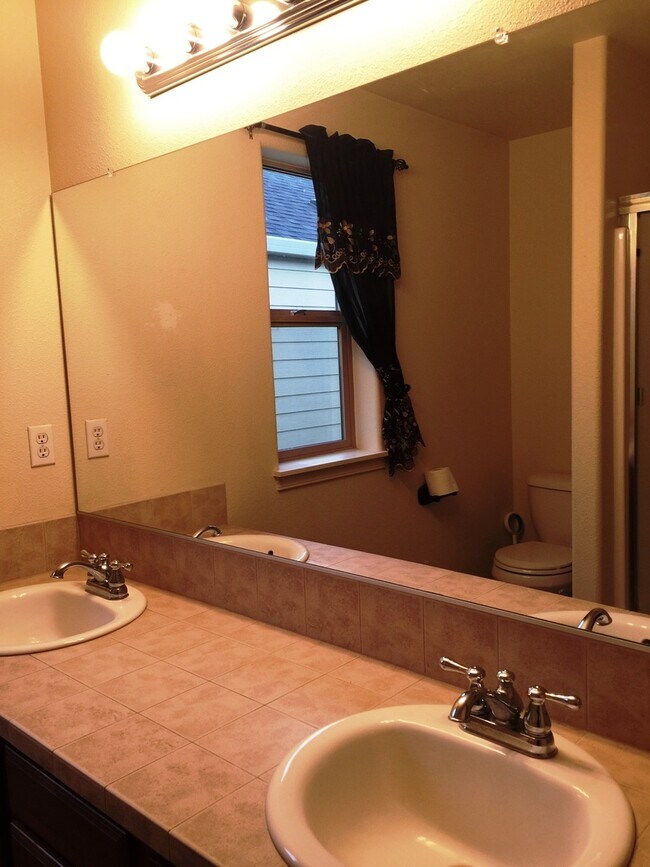 Building Photo - Spacious 3-Bedroom, 2.5-Bath Home in a Con...