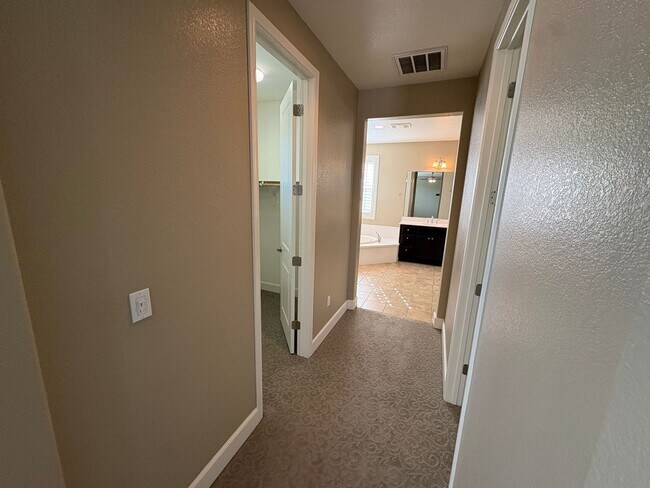 Building Photo - Spacious 4 Bed 3 Bath Tracy Home