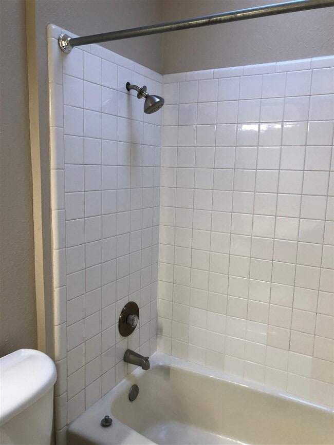 Building Photo - 1405 SE Hillcrest Ave