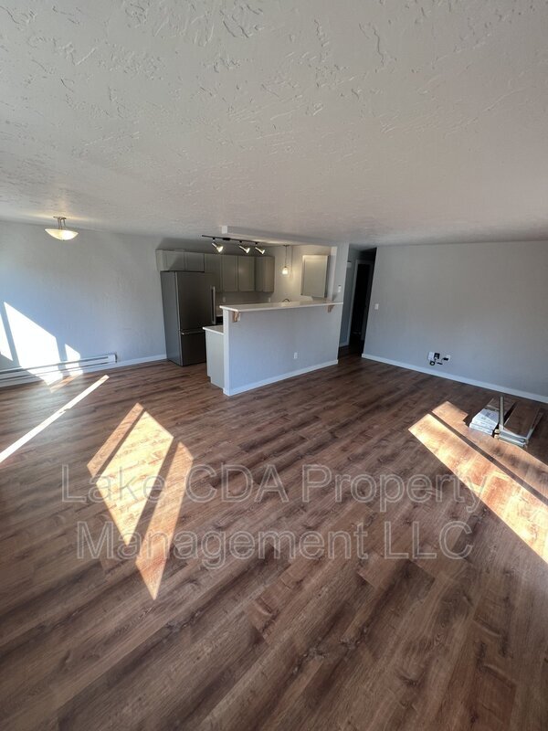 Building Photo - 1419 E Stiner Ave