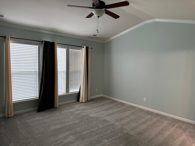 Primary room - 15656 Canmore St