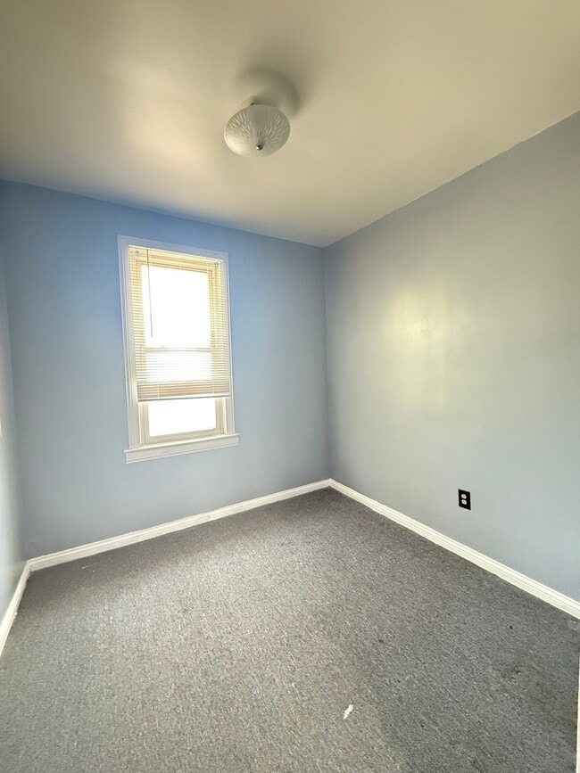 Building Photo - 637 S 14th Ave