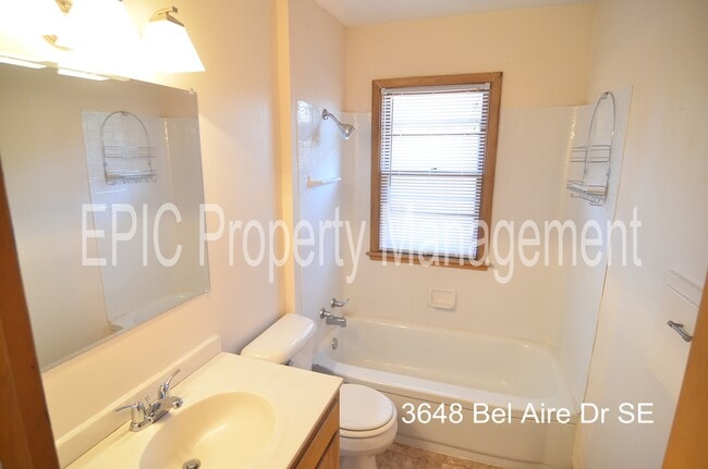 Building Photo - 3648 Bel Air Dr SE