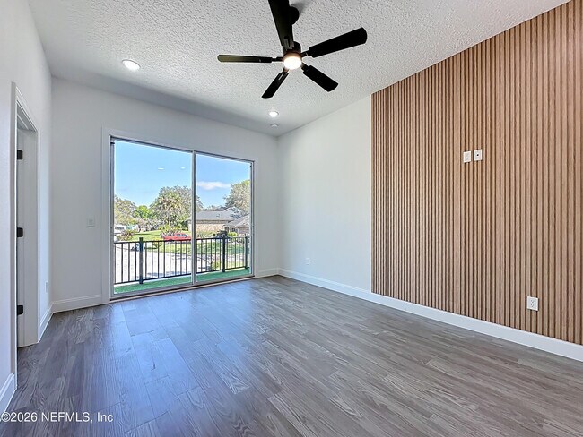 Building Photo - 2121 Broadwater Dr