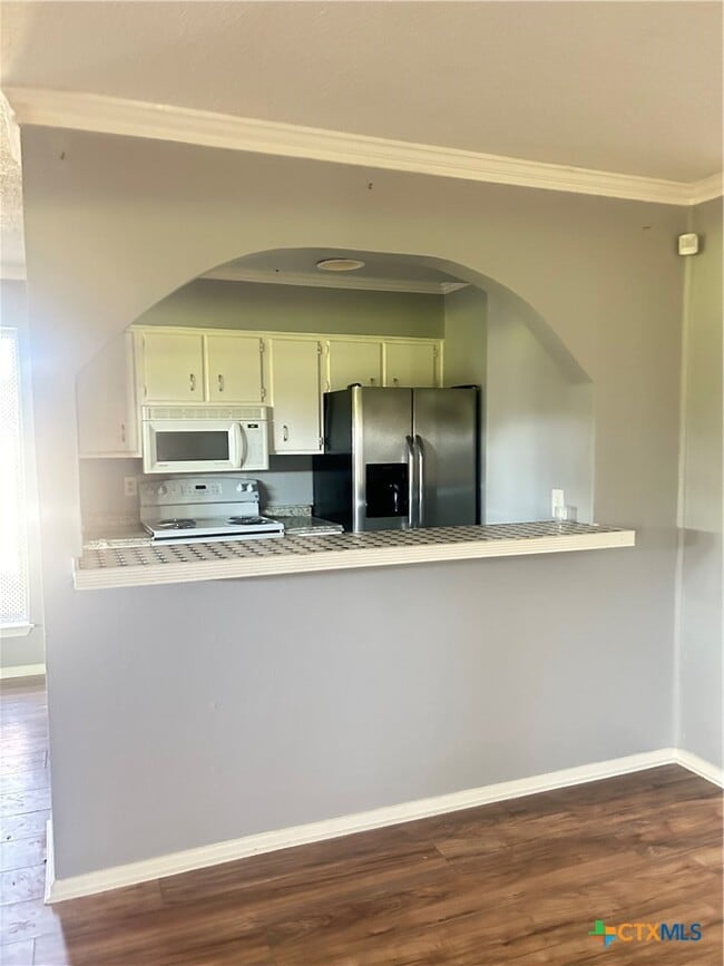 Building Photo - 1051 Country Club Dr