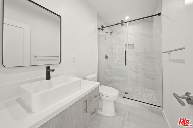 Building Photo - 1204 N Orange Grove Ave