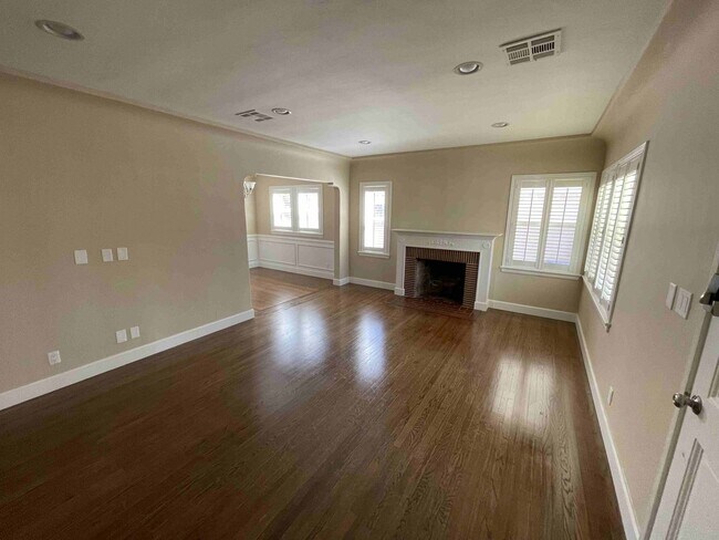 Building Photo - 4432 Bakman Ave
