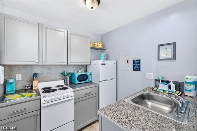 Building Photo - 4831 Tudor Dr