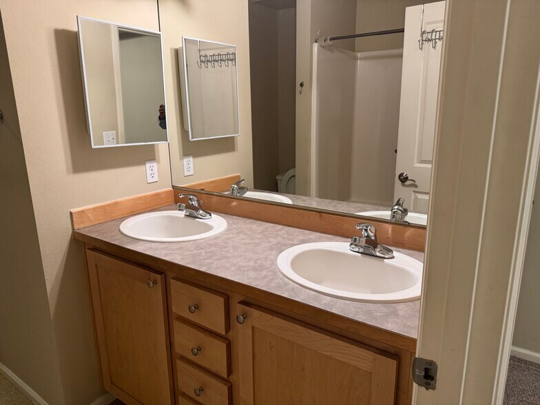 Full Bath 1 - 501 225th Ln NE