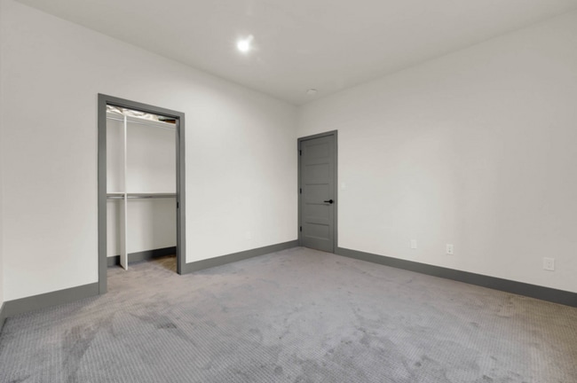 Building Photo - 1909 Elkhorn Dr