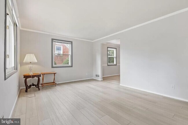 Building Photo - Picture-Perfect 2 Bedroom Home!