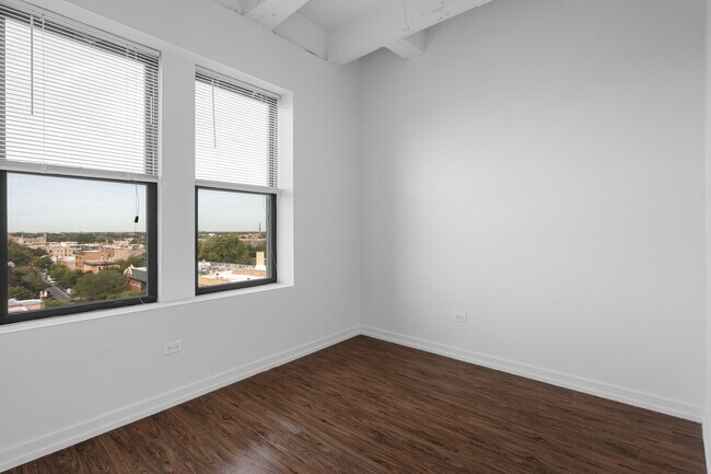 Building Photo - 1325 W Wilson Ave