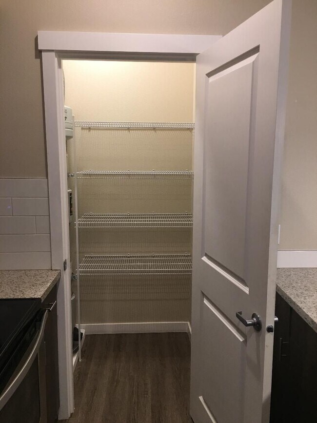 Building Photo - Spacious 3 Bedroom 2 bath!