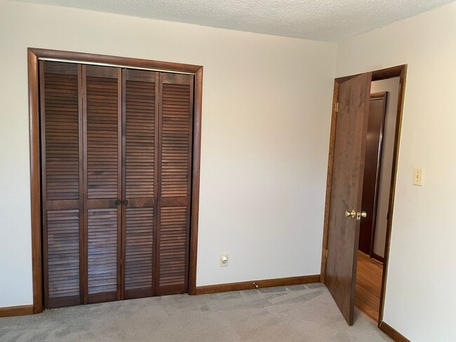 Building Photo - 3 Bedroom / 2 Bath Ranch