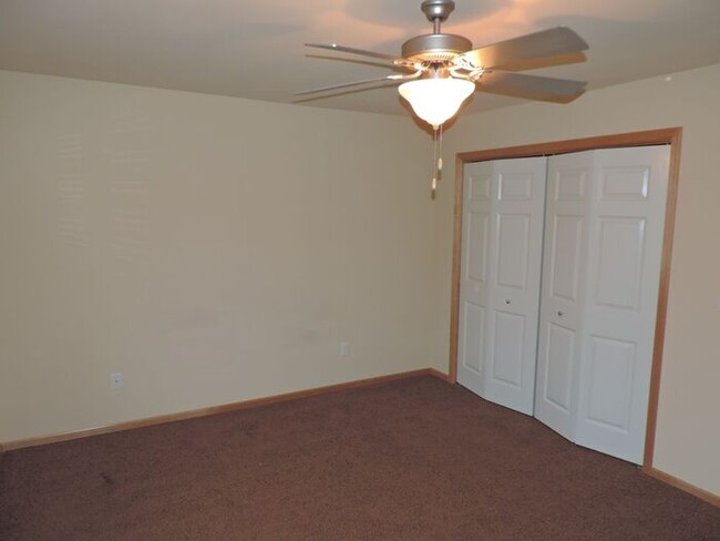 Building Photo - $1,800 | 3 Bedroom, 3 Bathroom Town Home |...