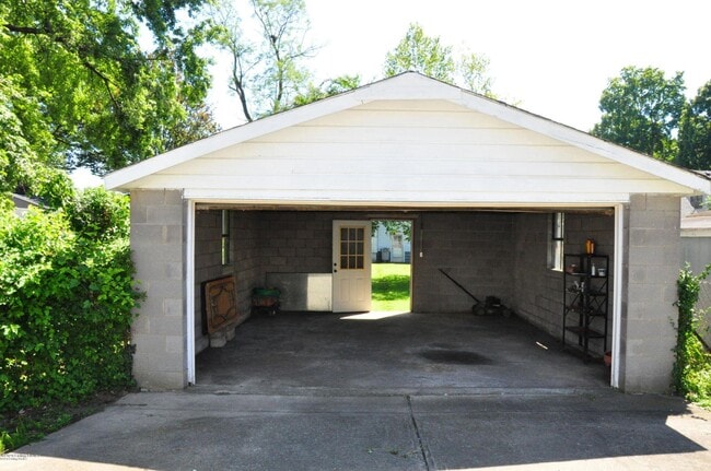 Building Photo - 3829 Elmwood Ave